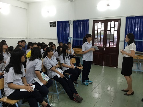 Học trò thích thú với cách học văn từ cuộc sống - 2
Học trò trường Bùi Thị Xuân học kỹ năng viết phóng sự với khách mời chuyên gia trong dự án Học Văn từ cuộc sống.