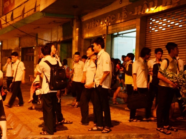 Ôn tập thi THPT quốc gia: Trường sáng đèn đến 23 giờ - 1
Học sinh tan trường khi phố đã lên đèn