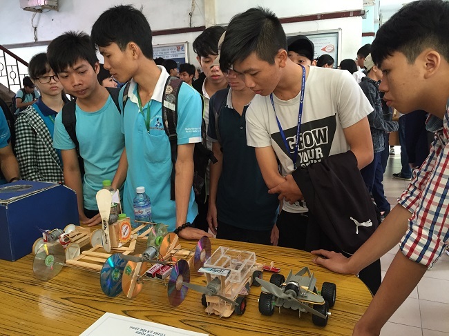 Sinh viên năm nhất sáng tạo trong Ngày hội Kỹ thuật - 1
Các sinh viên mục sở thị một sản phẩm của sinh viên năm nhất khoa Kỹ thuật Ứng dụng.