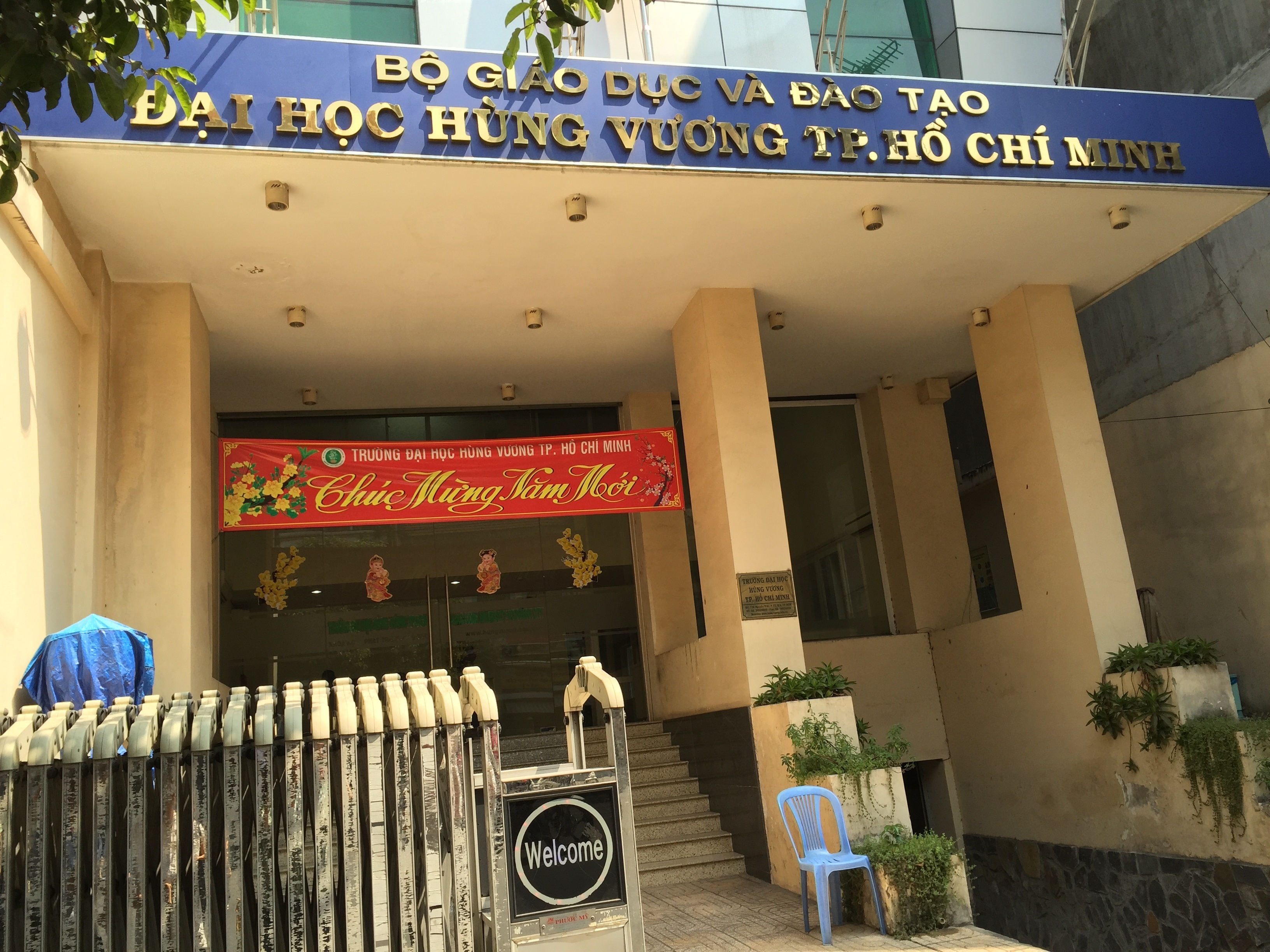 Trường ĐH Hùng Vương TP.HCM cho thôi việc toàn bộ giảng viên - 1 Trường ĐH Hùng Vương TP.HCM 4 năm qua với những vụ lùm xùm