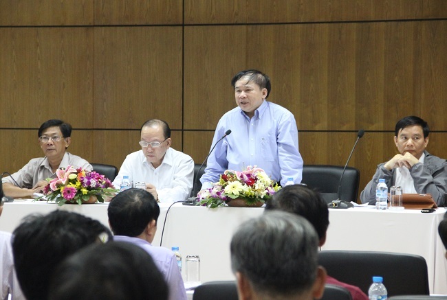 Lo giáo viên địa phương chấm ưu ái học sinh tỉnh nhà - 2
Thứ trưởng Bộ GD-ĐT Bùi Văn Ga trao đổi với lãnh đạo các trường ĐH chủ trì cụm thi