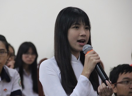 “Hot girl Đường lên đỉnh Olympia” đối thoại với lãnh đạo Sở GD-ĐT - 1
Phạm Tường Lan Thy phát biểu tại buổi đối thoại với lãnh đạo Sở GD-ĐT sáng nay 29/3