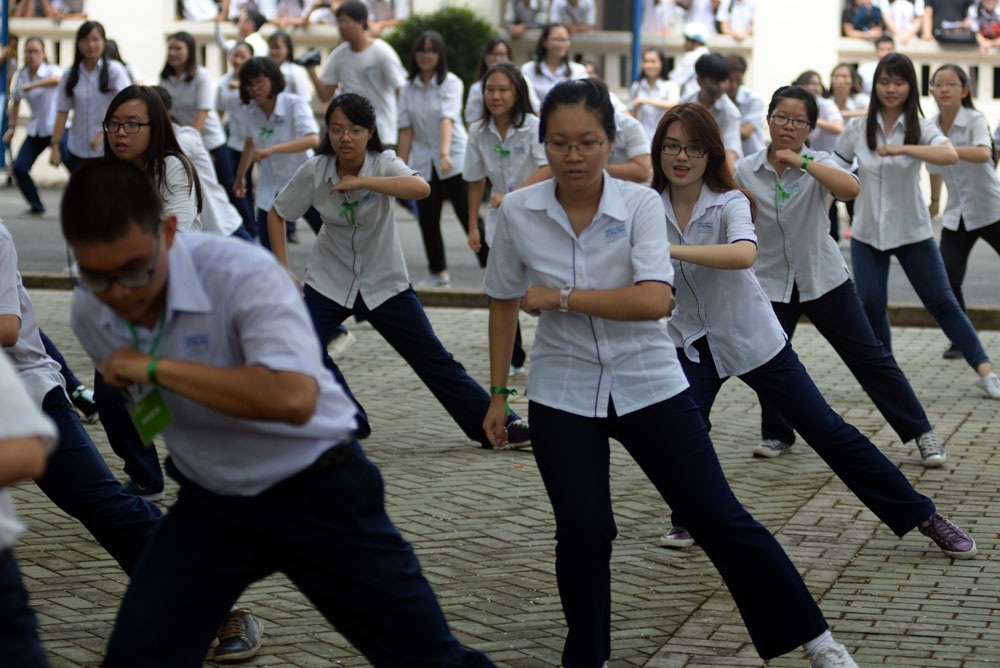 Buổi chia tay đầy xúc động của “hot girl Đường lên đỉnh Olympia” - 8
Màn Flashmob đầy sôi động của những học sinh khối 12 trường chuyên Lê Hồng Phong