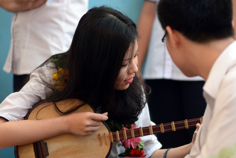 Buổi chia tay đầy xúc động của “hot girl Đường lên đỉnh Olympia” - 2
Nữ sinh xinh đẹp thể hiện tài chơi đàn cho các bạn cùng lớp thưởng thức trong buổi chia tay