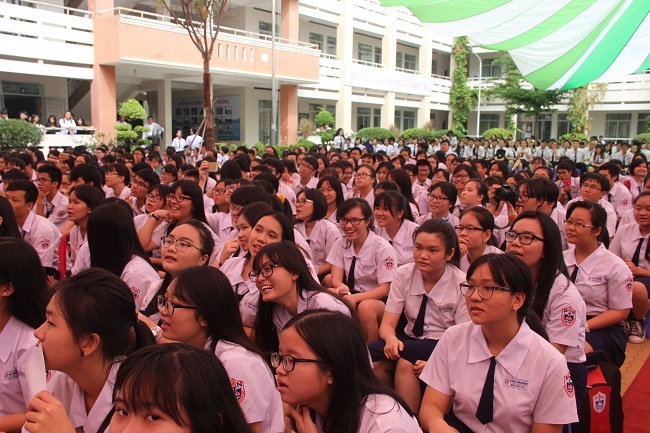 Thầy cô đàn hát chia tay học trò trong lễ bế giảng - 4
Học trò vừa thích thú vừa thấy xúc động khi được xem những người thầy không chỉ dạy giỏi mà còn biểu diễn văn nghệ hay