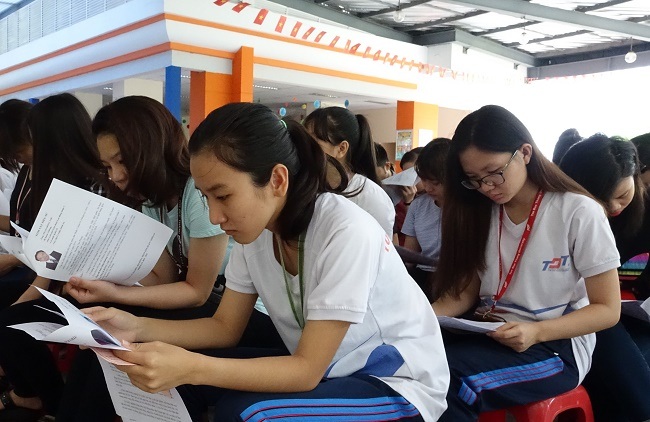 TPHCM: Sinh viên mong muốn các đại biểu trúng cử tận tụy với công việc, vì nhân dân - 1
Cử tri trẻ là sinh viên trường ĐH Tôn Đức Thắng tìm hiểu thông tin các ứng viên