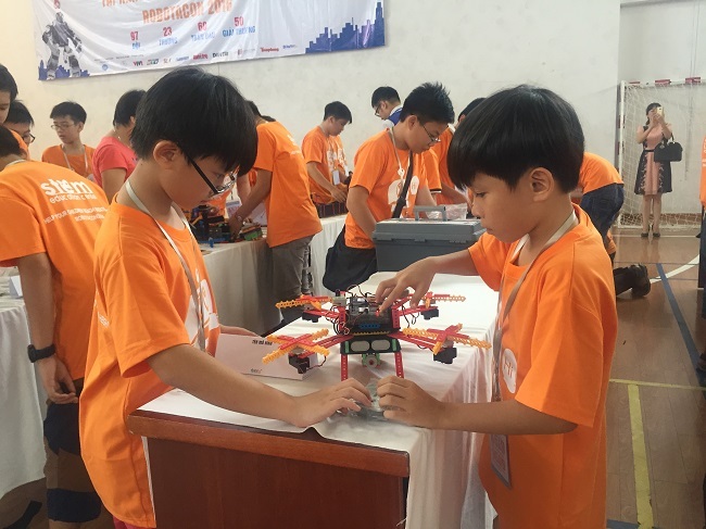 TPHCM: Gần 200 học sinh thi tài năng robot - 1
Học sinh lắp ráp robot.