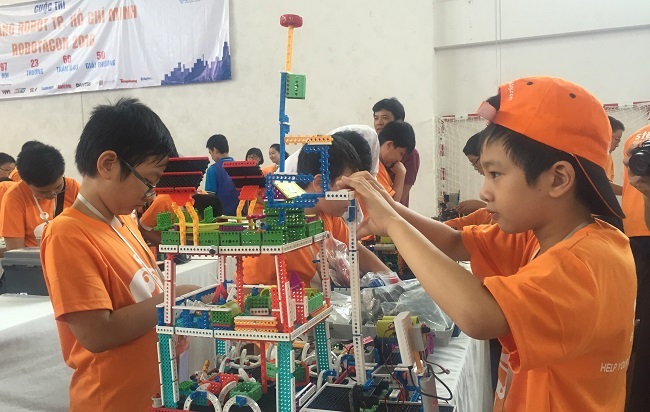 TPHCM: Gần 200 học sinh thi tài năng robot - 2
Miệt mài sáng tạo mô hình nông trại thông minh.