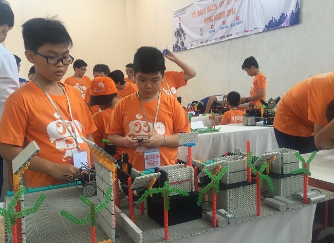 TPHCM: Gần 200 học sinh thi tài năng robot - 3
Sau khi lắp ráp, các em cho chạy thử nghiệm