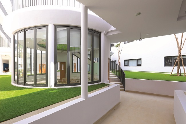 Độc đáo ngôi trường có 4.500m2 mảng xanh - 3 Điểm nhấn của cơ sở này là thảm xanh thực vật chiếm tới 60% diện tích đất.