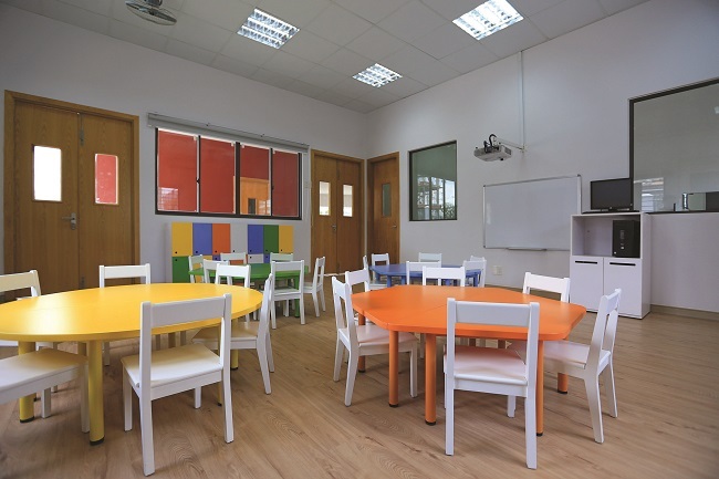 Độc đáo ngôi trường có 4.500m2 mảng xanh - 8 Cơ sở này có 80 phòng học được trang bị đầy đủ thiết bị hiện đại
