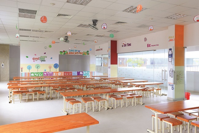 Độc đáo ngôi trường có 4.500m2 mảng xanh - 9 Một phòng ăn cho học sinh tiểu học