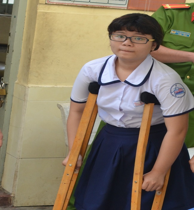 TPHCM: Chống nạng đi thi lớp 10 - 1 thi-sinh-bi-dau-chan-chong-nan-di-thi-1465692927482