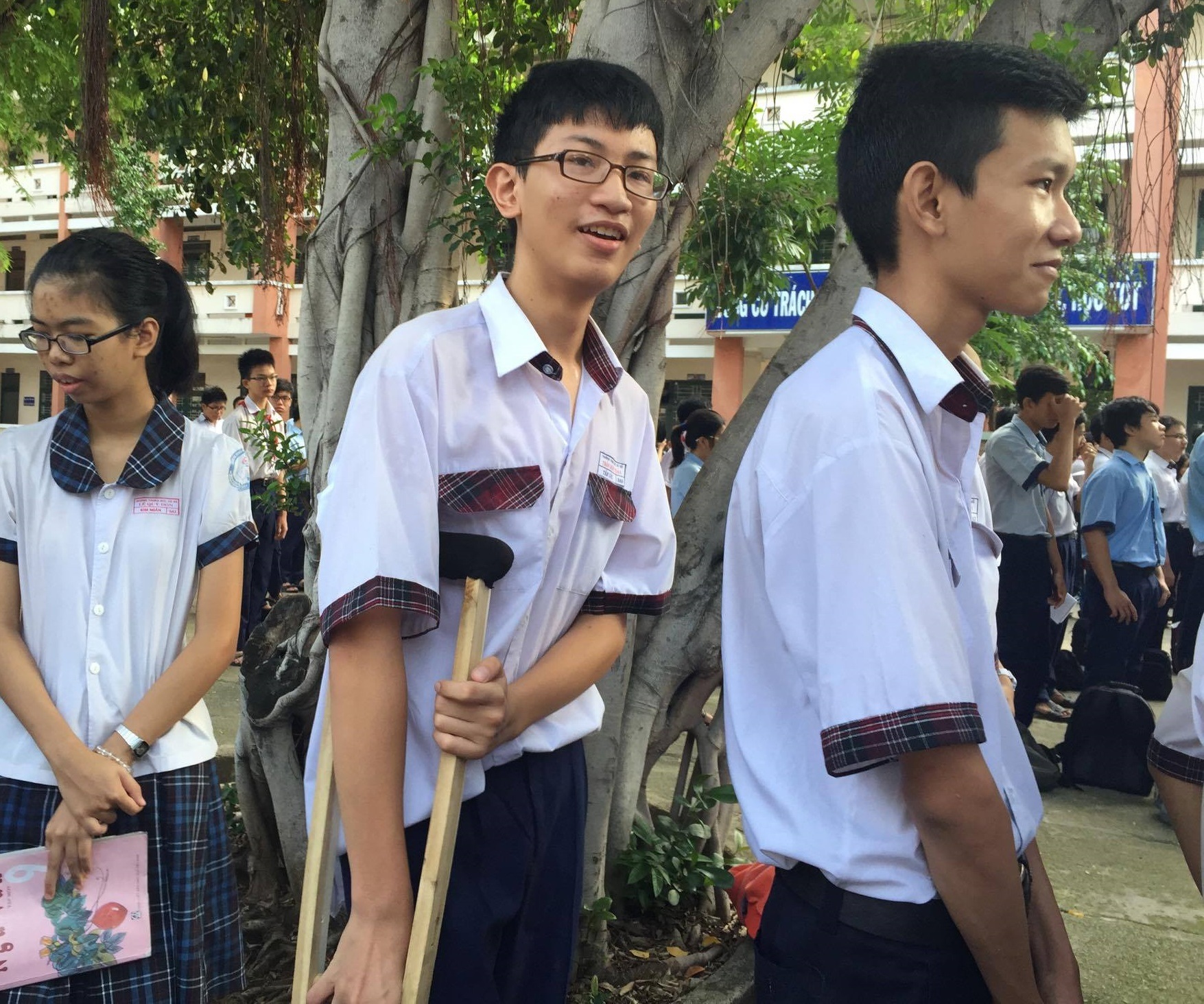 TPHCM: Chống nạng đi thi lớp 10 - 2
Một thí sinh khác bị đau chân cũng tự tin đến trường thi