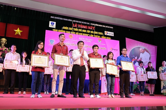 Trao giải cuộc thi "Tuổi trẻ học tập và làm theo tấm gương đạo đức Hồ Chí Minh" - 1
Trao giải cuộc thi “Tuổi trẻ học tập và làm theo tấm gương đạo đức Hồ Chí Minh” năm 2016