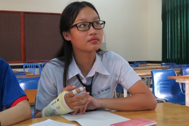 Thêm thí sinh bị gãy tay có người ghi bài hộ - 1 Thí sinh Lê Ngọc Thanh Vy được bố trí thi tại một phòng riêng