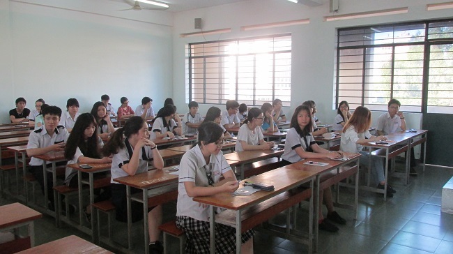 Từ phòng thi thí sinh gọi ra ngoài hỏi bài, giám thị ký nhầm giấy thi - 1 Thí sinh thi THPT quốc gia năm 2016