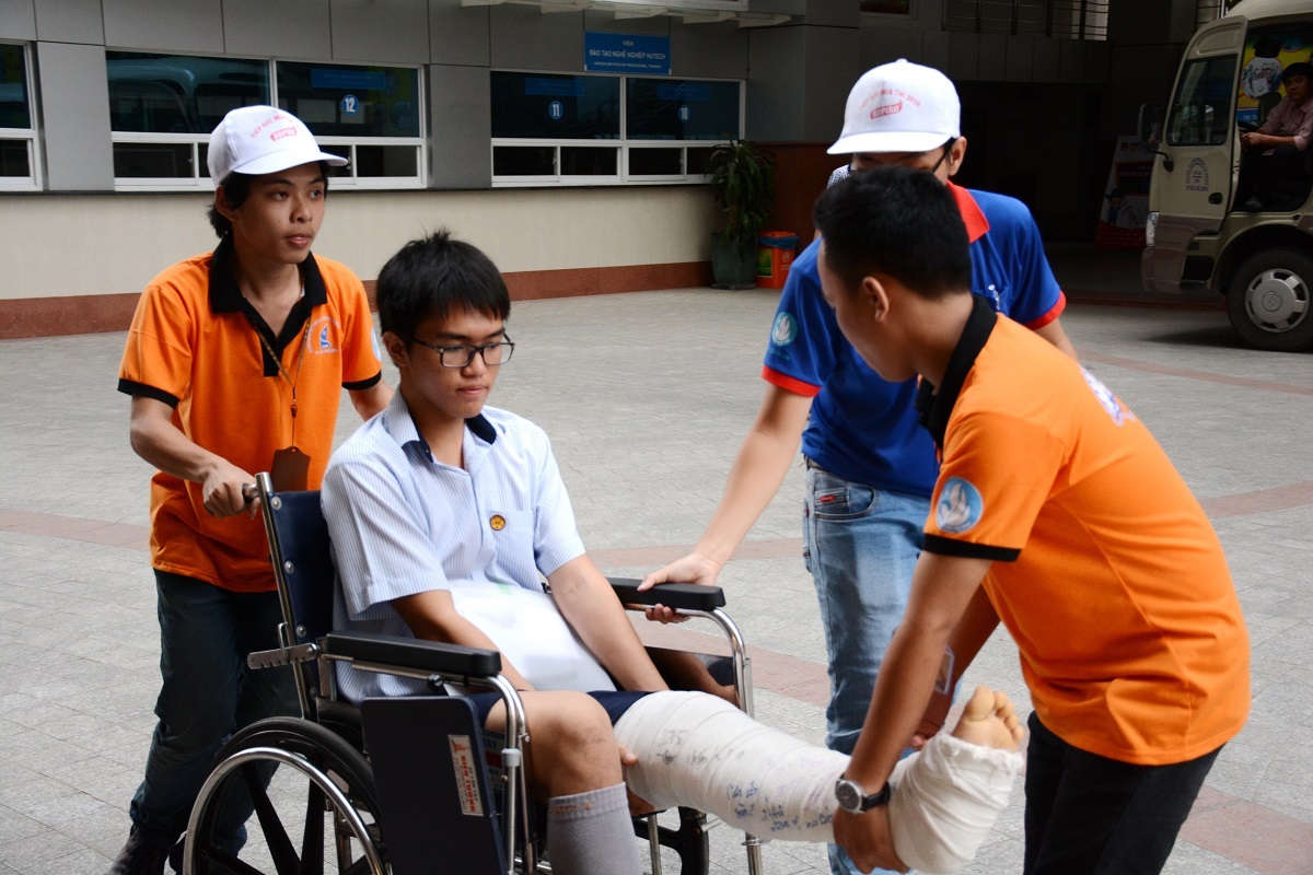 Thí sinh 31 tuổi quyết thi để lấy bằng tốt nghiệp cấp ba - 4
Thí sinh Gia Bảo bị tai nạn gãy chân nên đi thi trên xe lăn