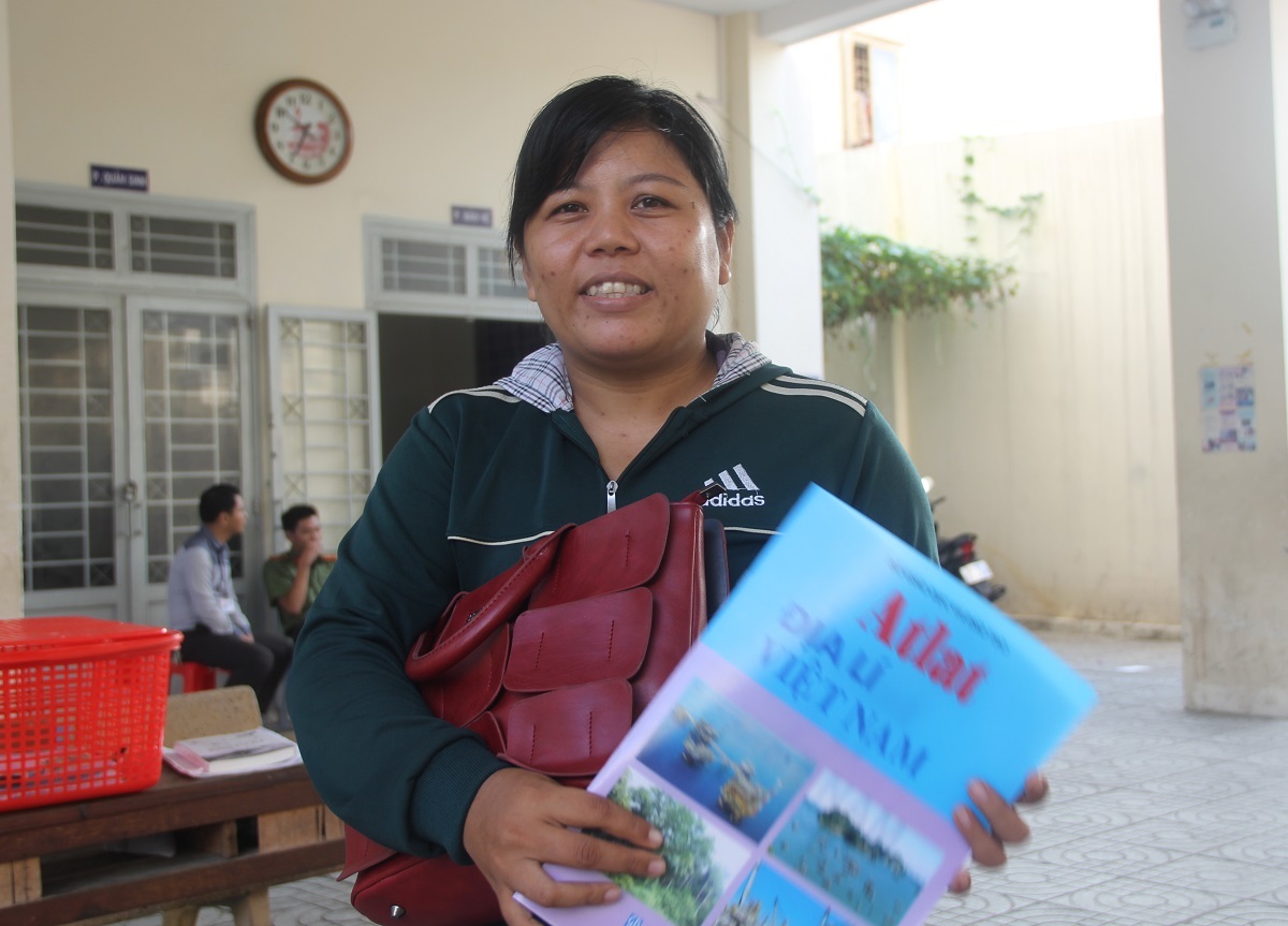 Thí sinh 31 tuổi quyết thi để lấy bằng tốt nghiệp cấp ba - 1
Thí sinh Kim Nguyên cố gắng thi để lấy bằng tốt nghiệp THPT