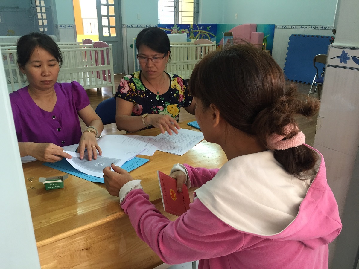 TPHCM: Căng thẳng vào học mầm non công lập - 11 Mua được hồ sơ