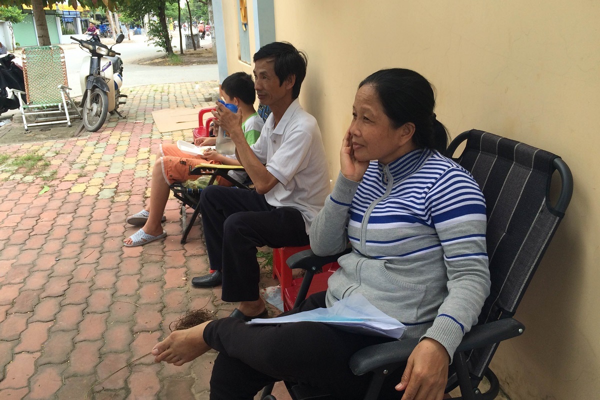 TPHCM: Căng thẳng vào học mầm non công lập - 3 Nhiều phụ huynh cử người thân ra canh giúp