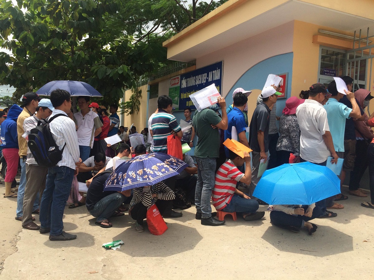 TPHCM: Căng thẳng vào học mầm non công lập - 5 Dưới cái nắng trưa phụ huynh vẫn không nản lòng