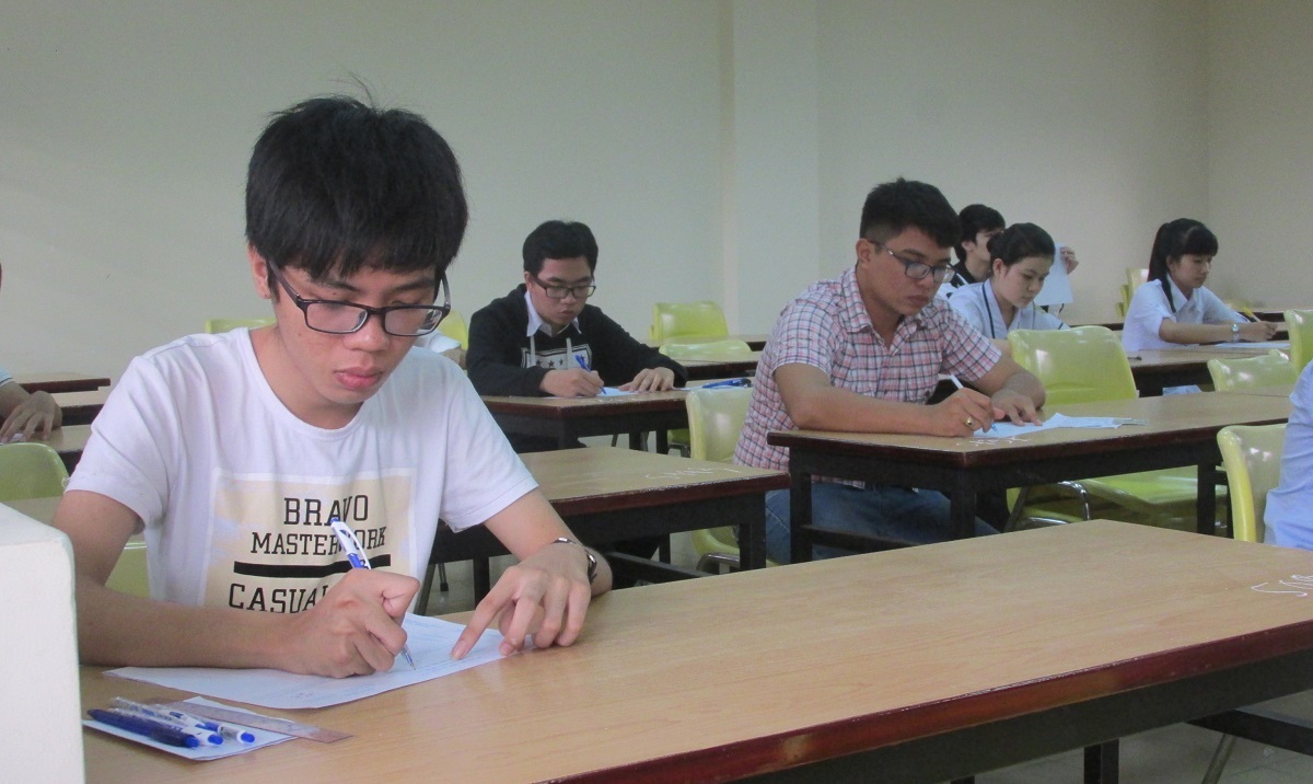 Nhiều cụm thi phía Nam đã chấm thi xong - 2 Theo các cụm thi , phổ điểm năm nay thấp hơn năm trước