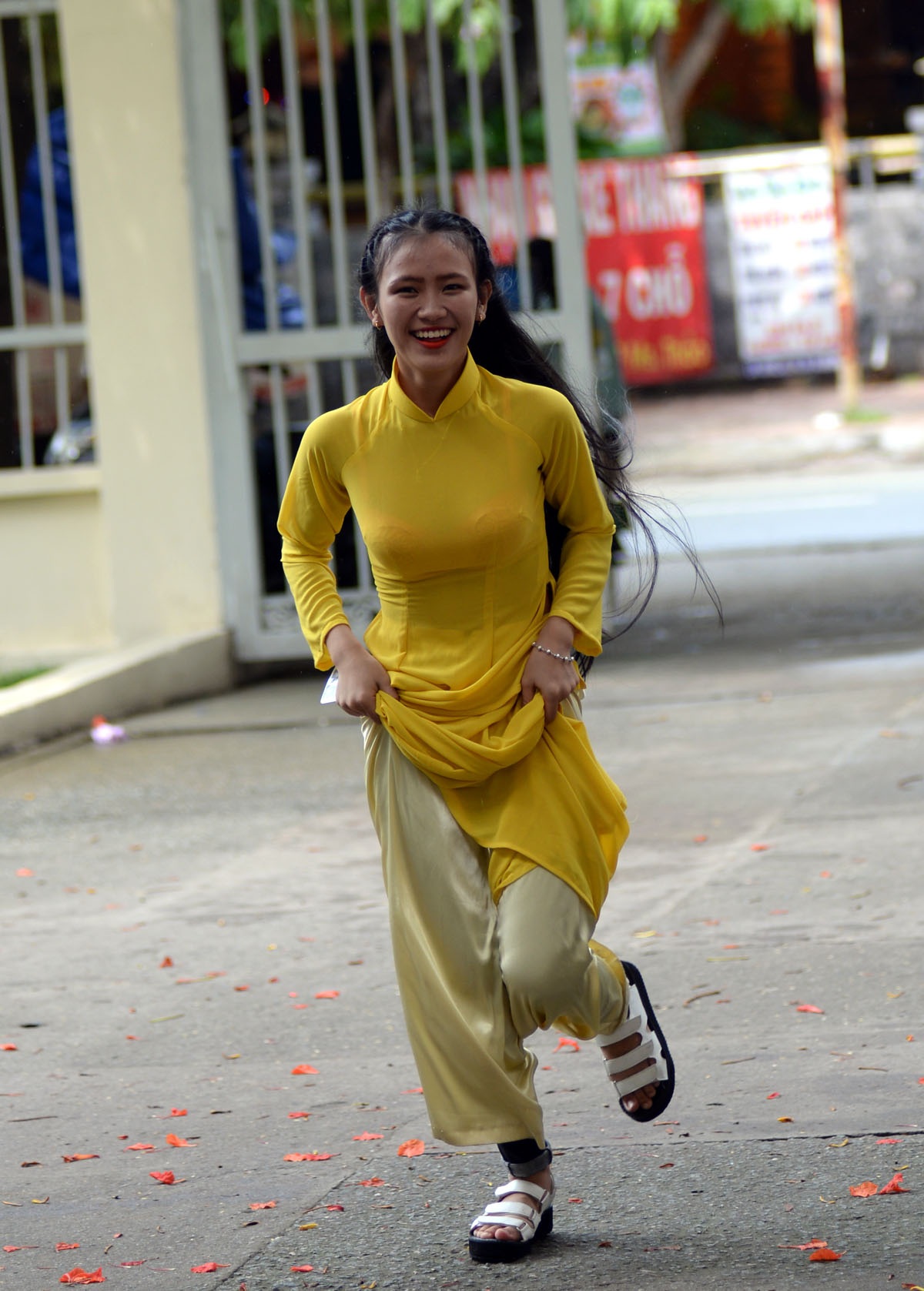 Rộn ràng tranh tài năng khiếu - 1
Vội vàng đến phòng thi.