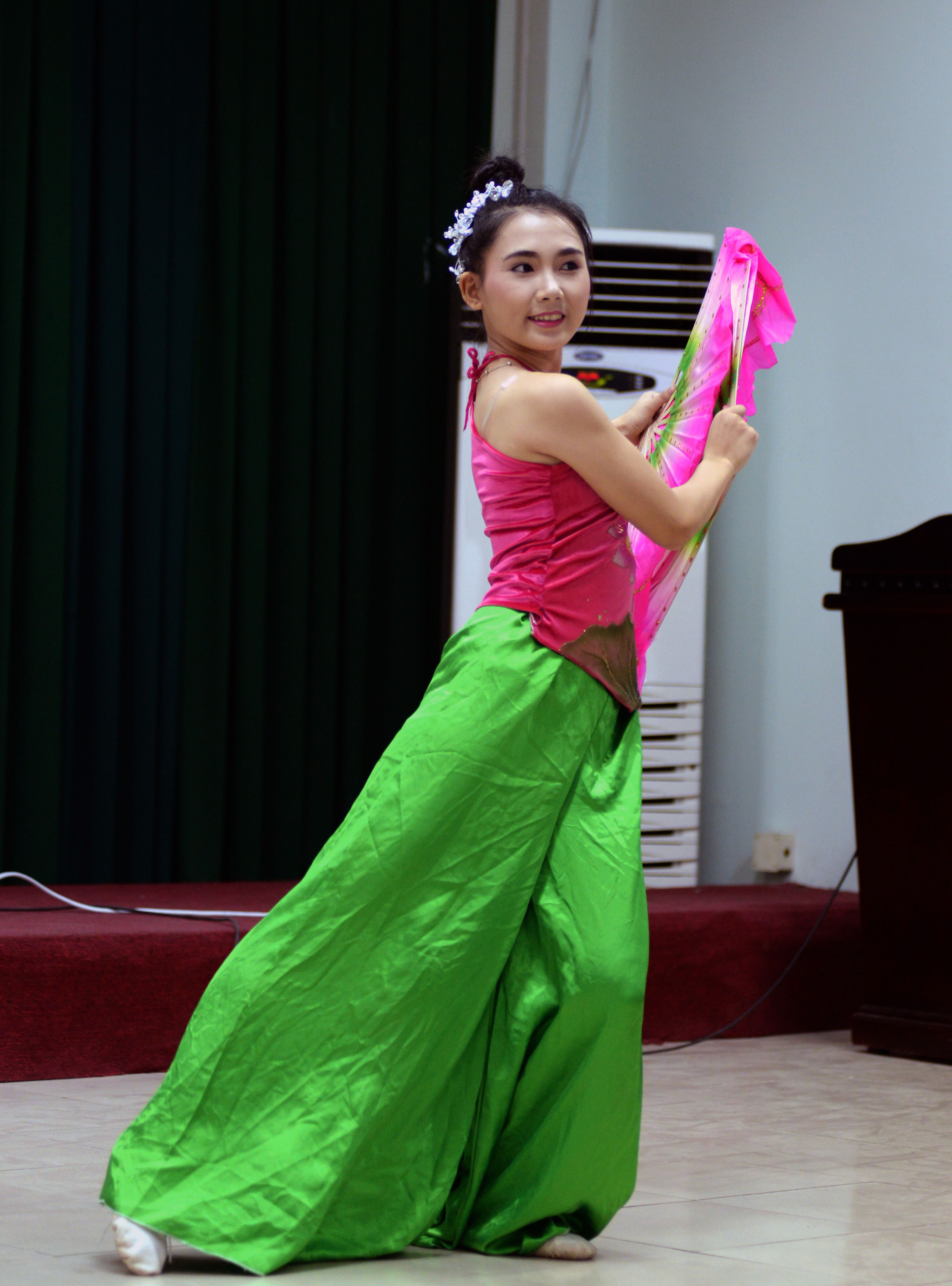 Rộn ràng tranh tài năng khiếu - 7
Thí sinh này cho biết mình đam mê múa và năm ngoái đã thi vào trường Văn hóa Nghệ thuật Quân đội nhưng không được gia đình đồng ý. Năm nay cô quyết tâm thi múa vào ngành Tổ chức sự kiện.