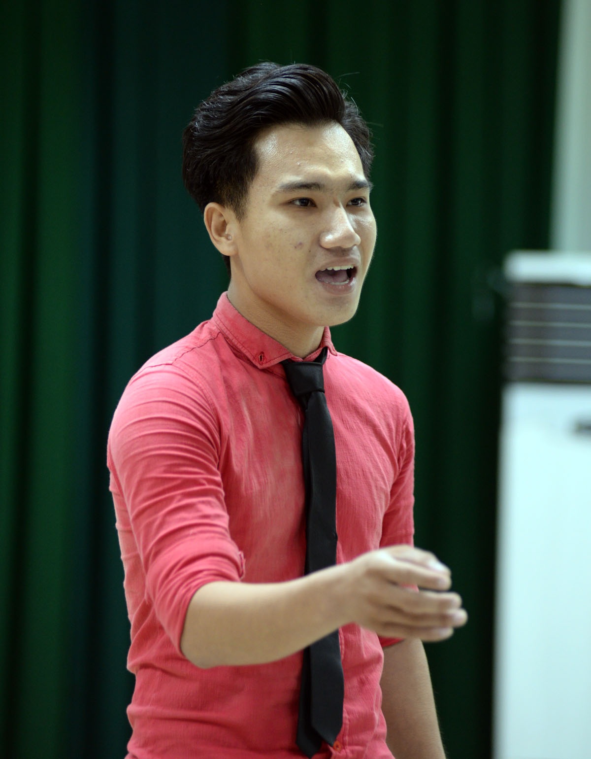 Rộn ràng tranh tài năng khiếu - 8
Một nam thí sinh thi hát