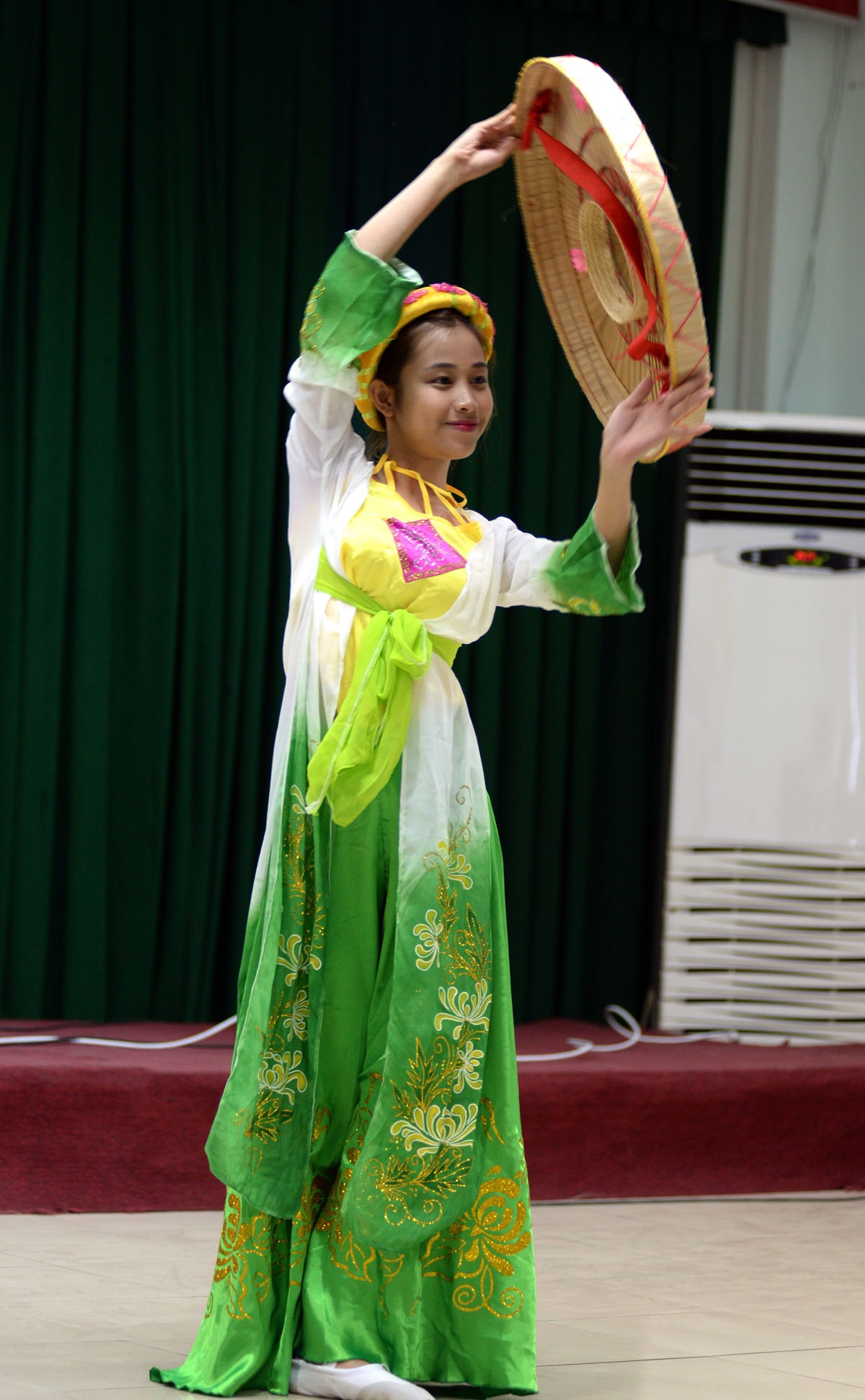 Rộn ràng tranh tài năng khiếu - 10 Tương tự thí sinh Lan Anh, thí sinh Phương Dung cũng có kinh nghiệm thi vào trường Văn hóa Nghệ thuật Quân đội nhưng không được học vì thí sinh trúng tuyển không đủ mở lớp