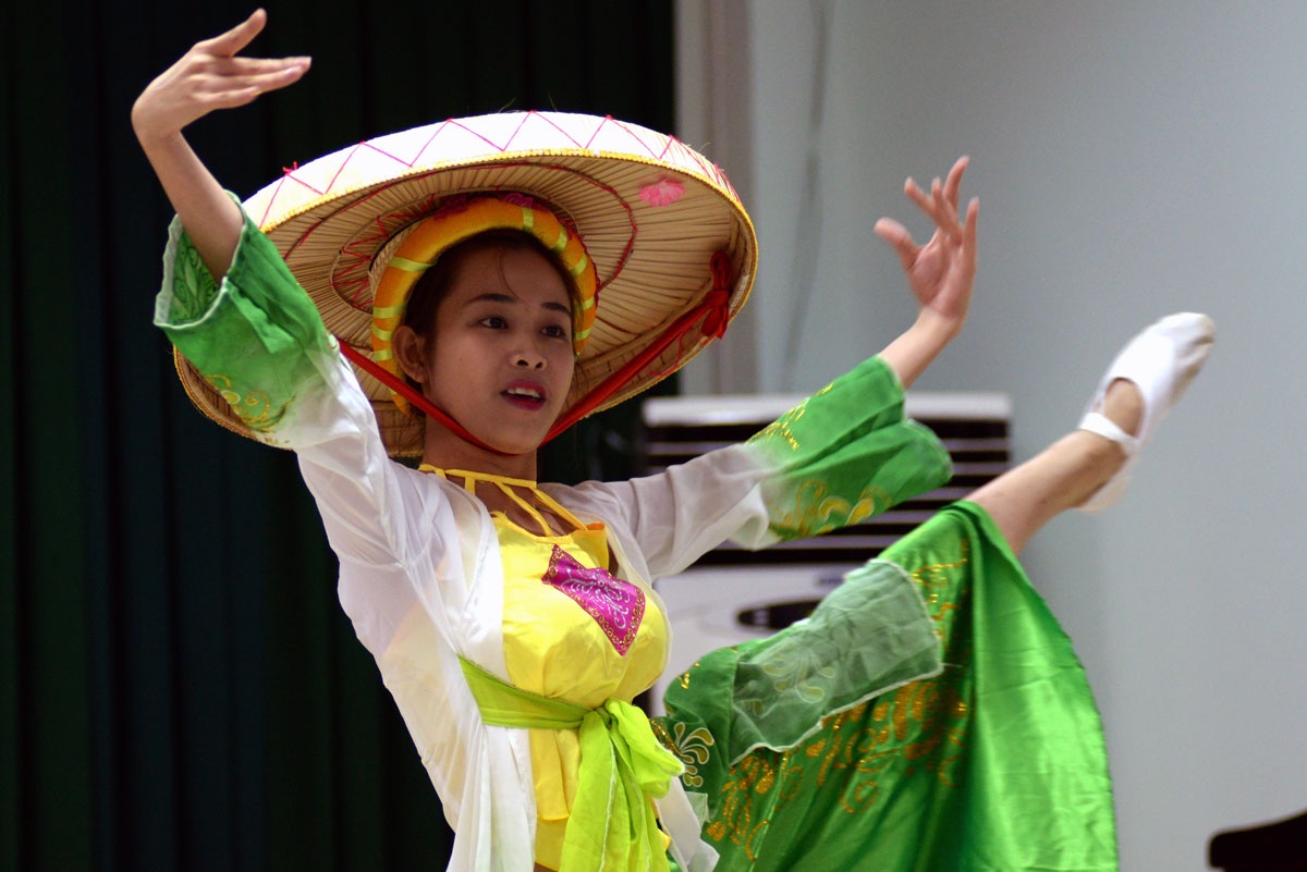 Rộn ràng tranh tài năng khiếu - 11 Thí sinh này cho biết mình tự dàn dựng màn múa của mình dựa trên bài múa của Hoàng Thùy Linh trên mạng