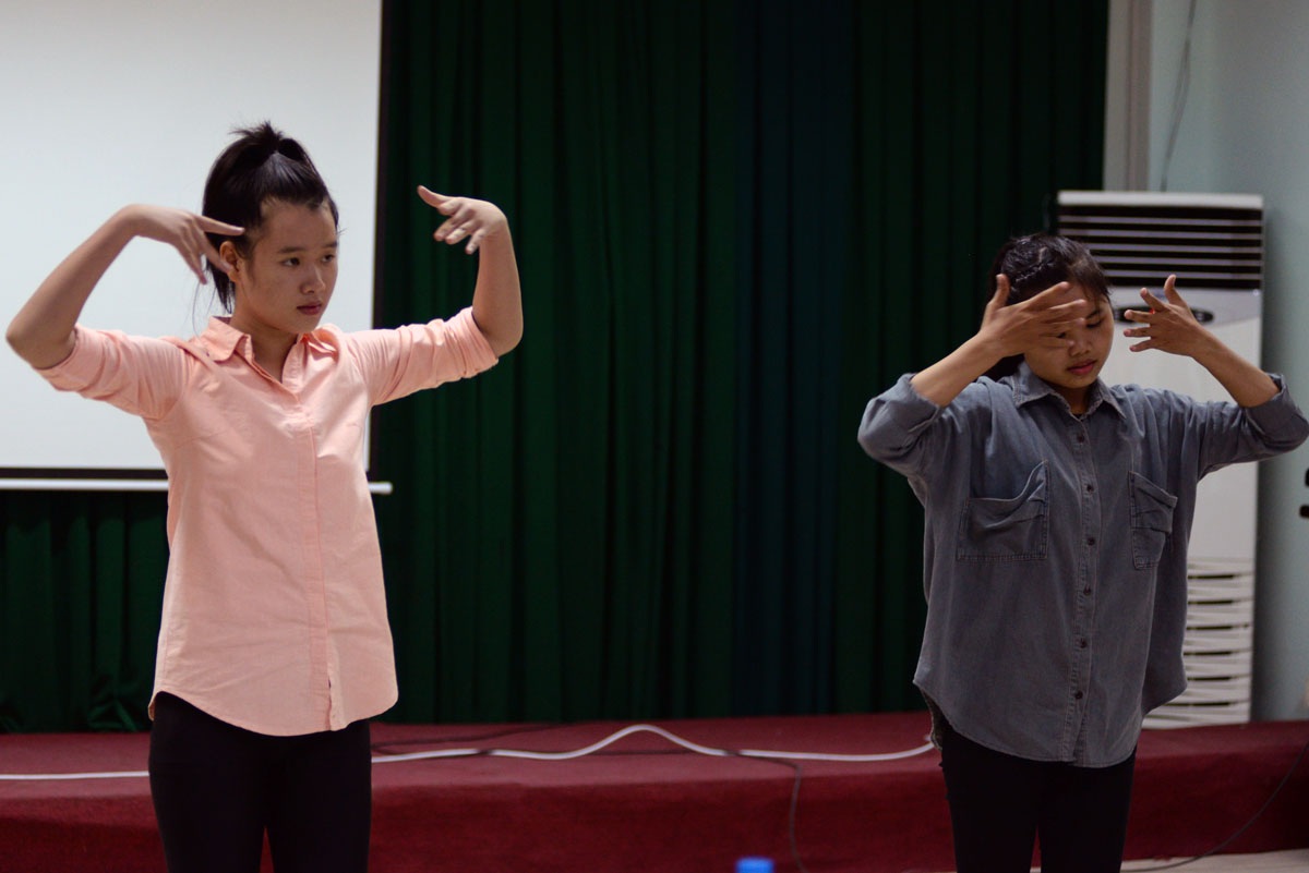 Rộn ràng tranh tài năng khiếu - 13
Với đam mê trở thành người tổ chức sự kiện nghệ thuật, hai em lặn lội vào Sài Gòn trước ngày thi mấy ngày. Dù không được học bài bản nhưng màn biểu diễn được giám khảo đánh giá cao.