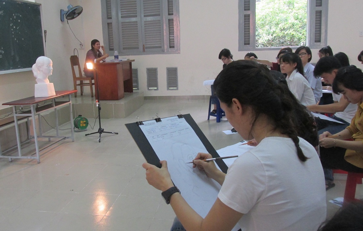 Trường ĐH Bách khoa - ĐH Quốc gia TPHCM công bố điểm thi năng khiếu - 1 Thí sinh thi vẽ đầu tượng (ảnh minh họa)