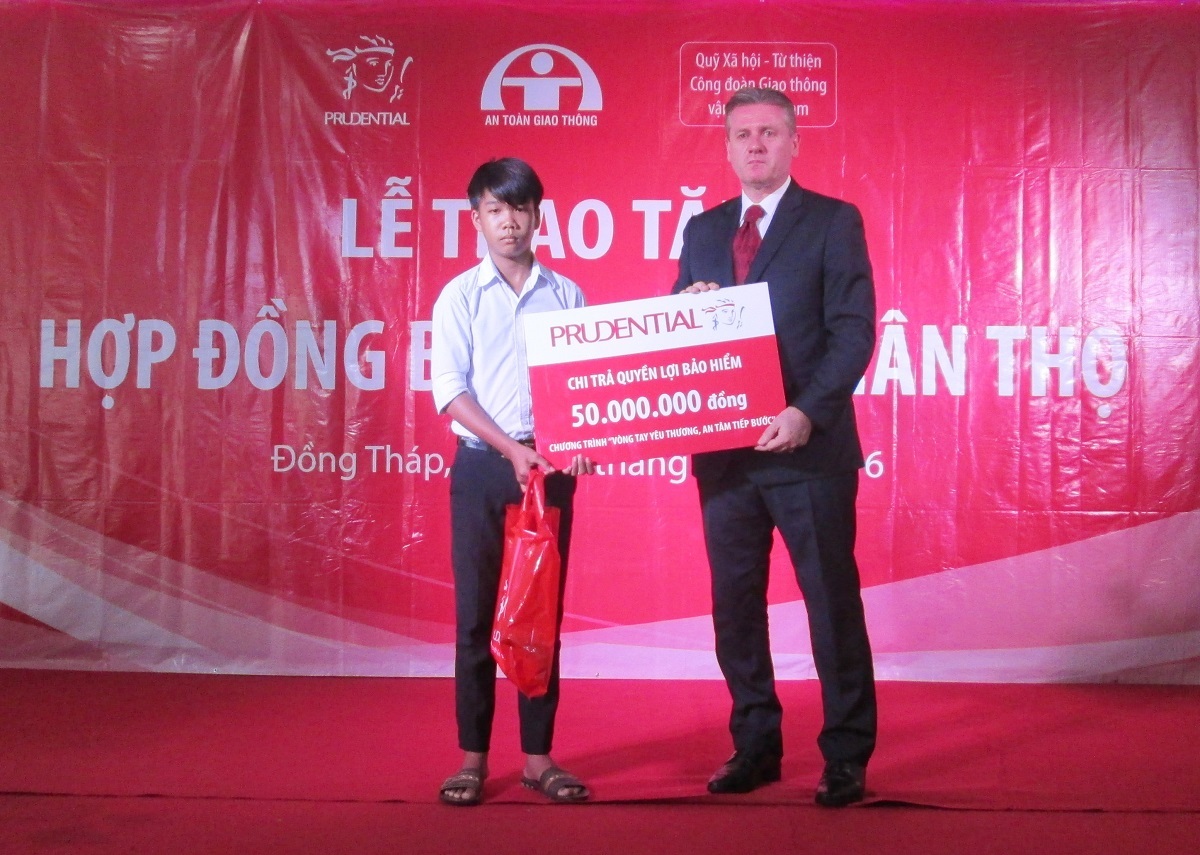 
Ông Wilf Blackburn - Tổng Giám đốc Công ty Bảo hiểm Nhân thọ Prudential Việt Nam trao tặng quyền lợi bảo hiểm 50 triệu đồng cho em Trần Khả Dinh
