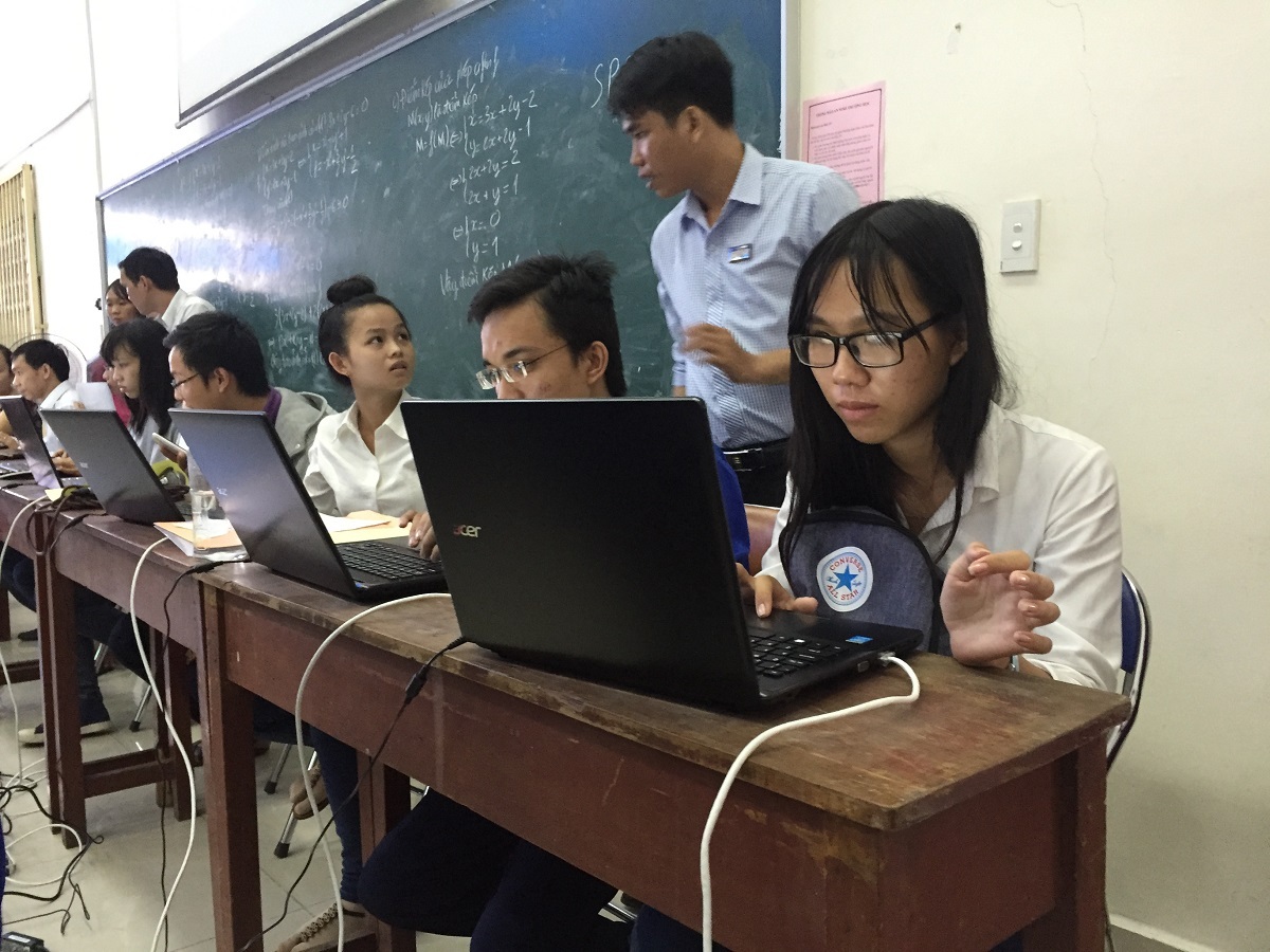 Thí sinh chờ hơn 2 tiếng đồng hồ để được đăng ký… online - 3 Mỗi thí sinh mất thời gian 5-10 phút thao tác trên hệ thống tự đăng ký online