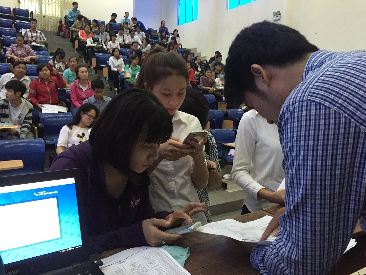 Điểm chuẩn vào trường ĐH Sư phạm TPHCM giảm hơn năm ngoái từ 1 -1,5 điểm - 1 Thí sinh đến đăng ký xét tuyển tại trường ĐH Sư phạm TP.HCM ngày đầu tiên