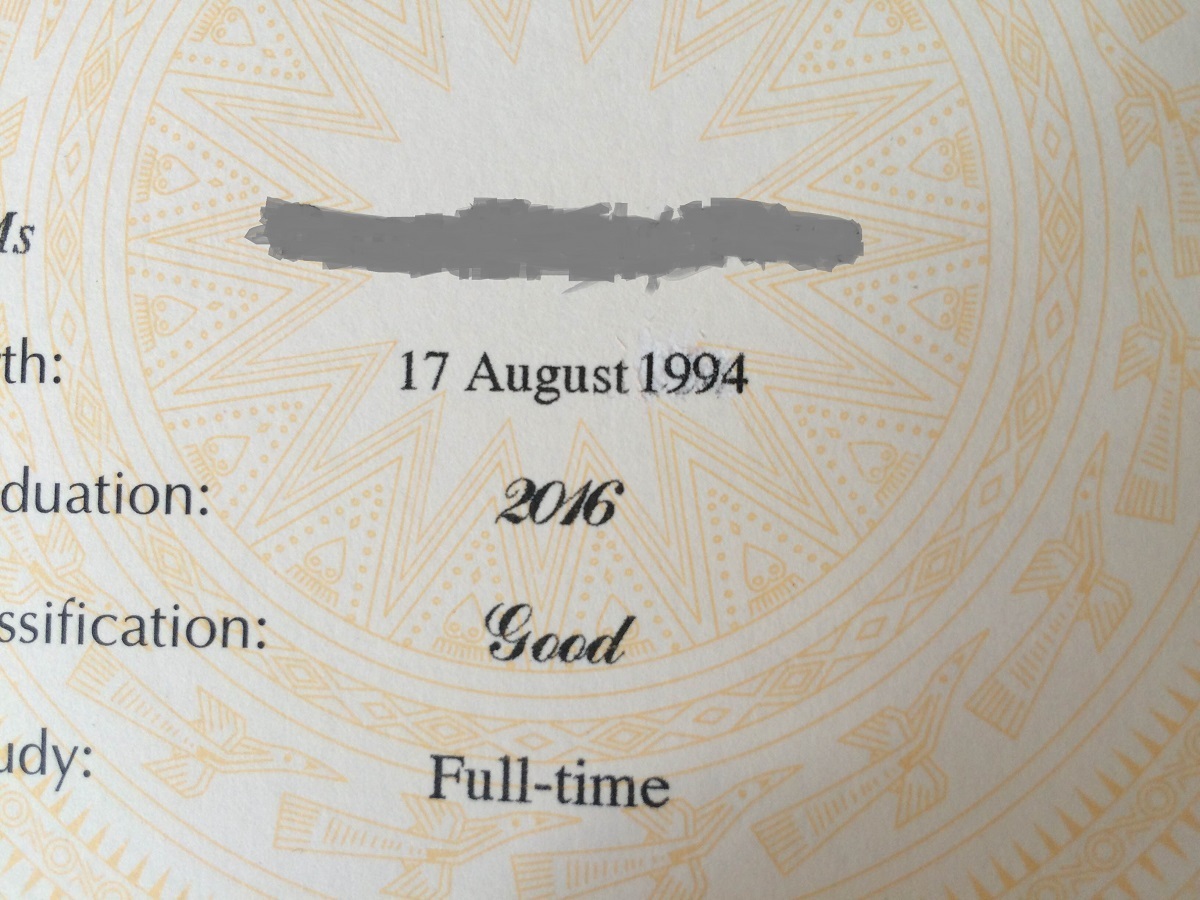 Bằng tốt nghiệp bị in lỗi, sinh viên hoang mang - 3
Bằng của cử nhân Đ.H cũng bị lỗi tương tự.