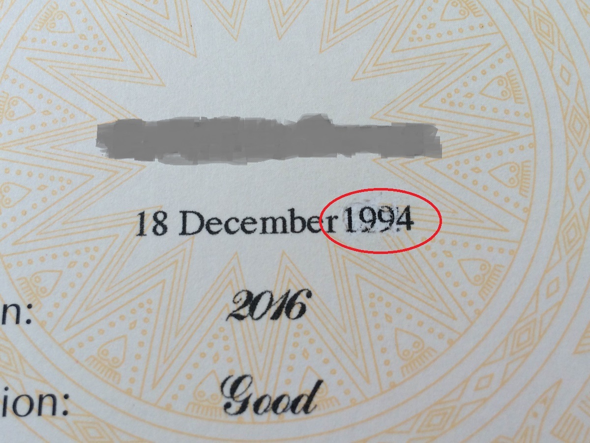 Bằng tốt nghiệp bị in lỗi, sinh viên hoang mang - 2
Trên bằng tốt nghiệp của B.T phần thông tin tiếng Anh có dấu hiệu giống bị tẩy xóa.