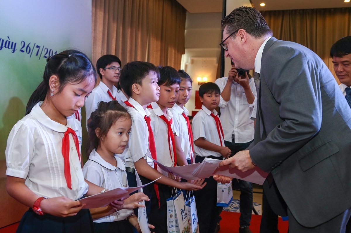 Hàng ngàn HS-SV được tiếp sức từ học bổng “Vì tương lai tươi sáng” - 2
Ông Kurt Droeshout - Tổng giám đốc Công ty P&G Việt Nam trao học bổng cho các em học sinh.
