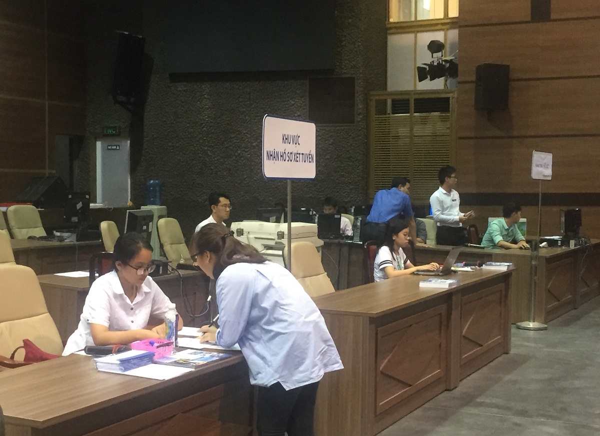 Thưa thớt thí sinh đến đăng ký xét tuyển trực tiếp ngày cuối - 1 Tại trường ĐH Kinh tế TP.HCM, những ngày này khá thưa thớt thí sinh đến đăng ký trực tiếp