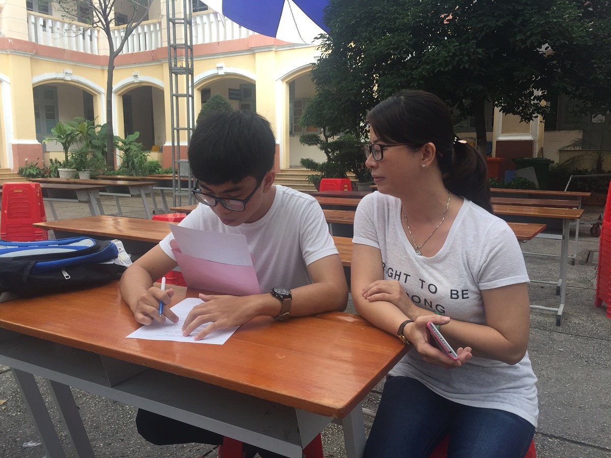 Lác đác thí sinh đăng ký trong ngày cuối xét tuyển - 4 Thí sinh Hoàng Tâm và mẹ đến đăng ký vào buổi chiều nay tại trường ĐH Sài Gòn