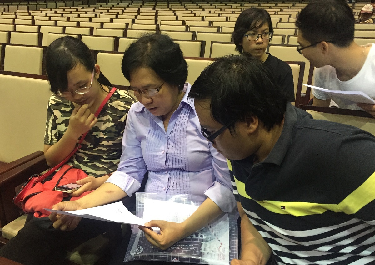 Nhiều trường “nín thở” chờ thí sinh đến xác nhận nhập học - 2
Phụ huynh và thí sinh kiểm tra lại giấy báo trúng tuyển ĐH