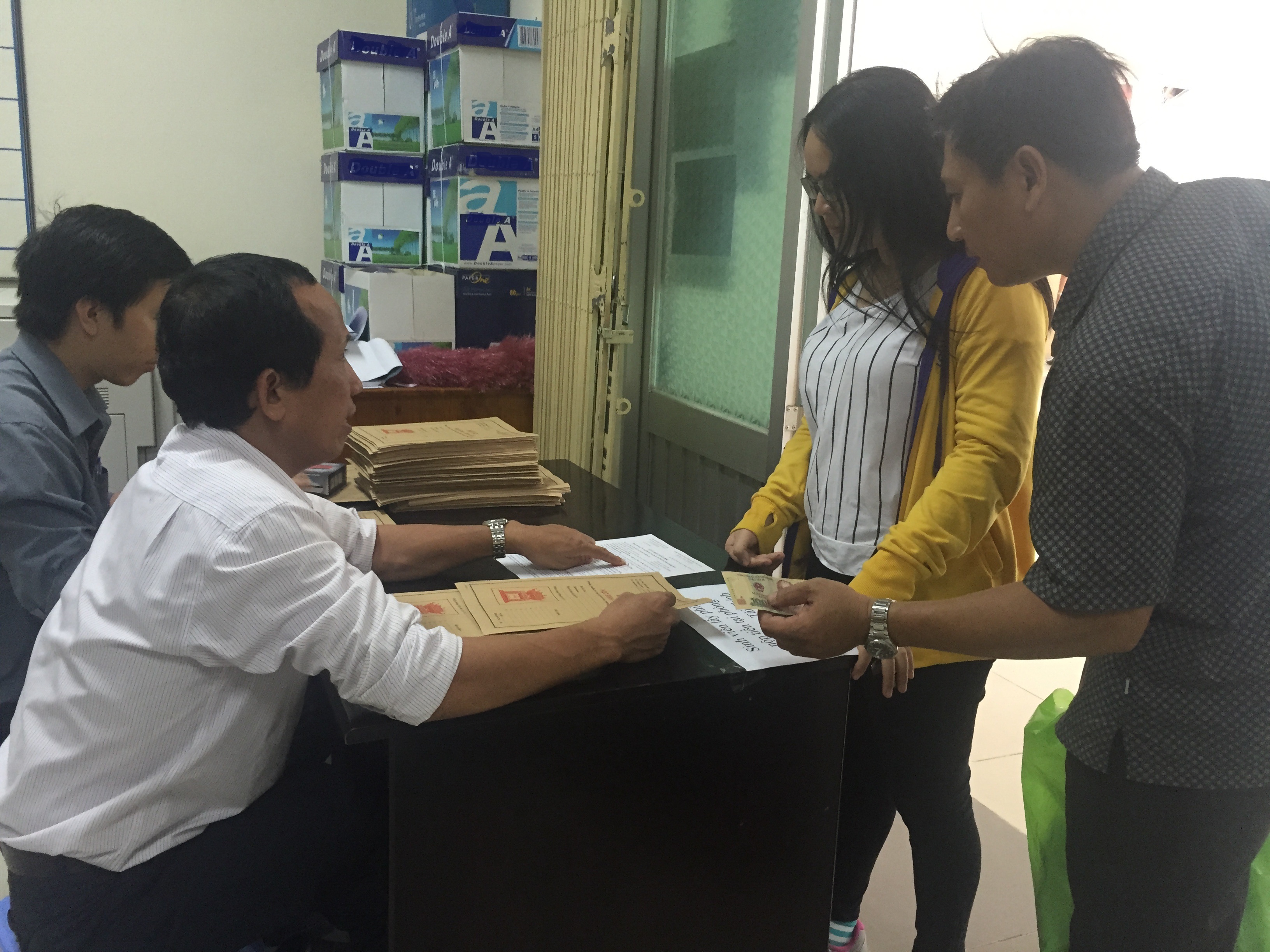 Nhiều trường “nín thở” chờ thí sinh đến xác nhận nhập học - 4 Sau khi nhận giấy báo trúng tuyển, các thí sinh đến mua hồ sơ đăng ký nhập học