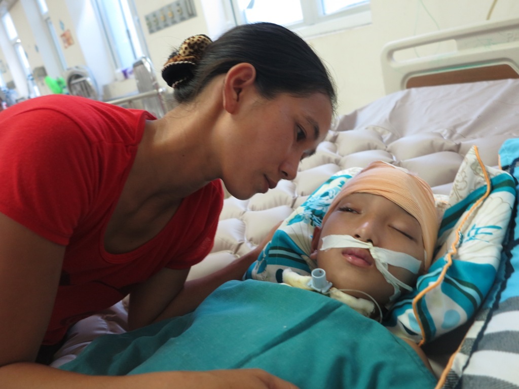 Người mẹ nghèo lúc nào cũng bên con, trong suốt hơn 1 tháng qua chị chỉ mong trên đôi môi lúc thường ngày vẫn ríu rít tiếng nói có một của đứa con thơ sẽ khẽ mỉm cười với mình một lần thôi.