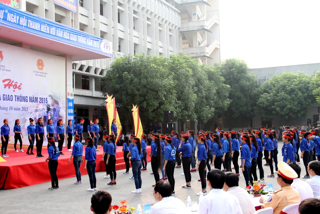Hàng nghìn đoàn viên tham gia ngày hội “Thanh niên với văn hóa giao thông” - 2 Các đoàn viên thanh niên được tham gia nhiều chương trình như tập huấn lái xe an toàn, cuộc thi Sinh viên với văn hóa giao thông, tổ chức các trò chơi tìm hiểu về kiến thức ATGT.