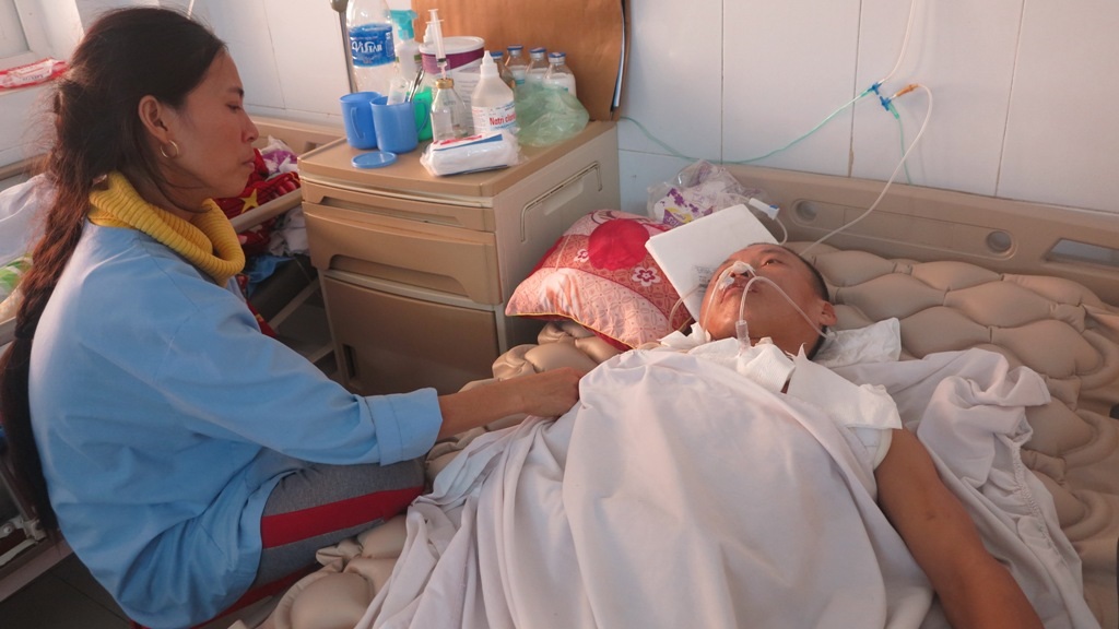 
Trong khi đang chăm sóc cho chồng hôn mê bất tỉnh tại bệnh viện, thì lòng chị Tịnh lại như có lửa đốt khi hai đứa con bị bệnh bại não ở nhà.
