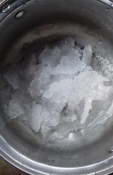 Tuyết phủ trắng miền Tây xứ Nghệ - 12 Nước để trong chậu thau cũng đóng băng.