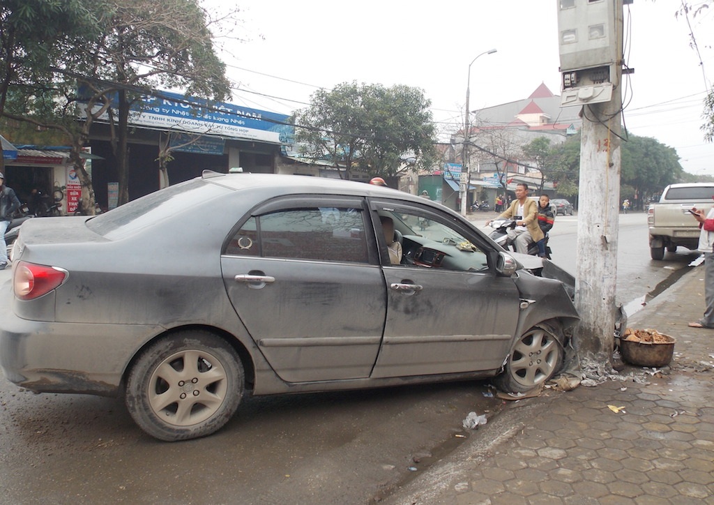 Chiếc xe con mất lái đã đâm cột điện.