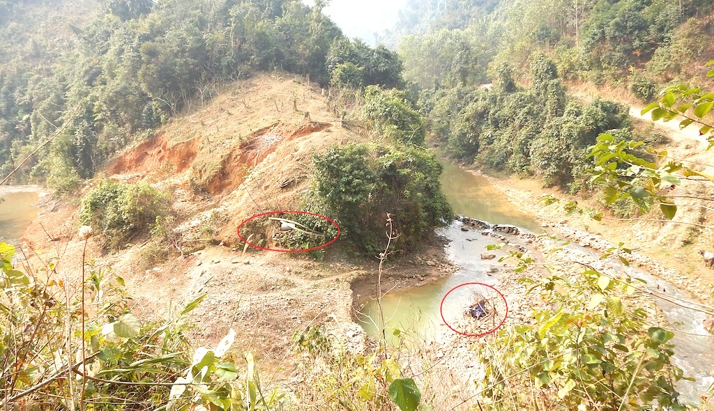 Dọc khe suối nham nhở vết tích khai thác vàng trước đó.